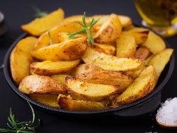 Пържени картофи по селски с чубрица и червен пипер - снимка на рецептата Пържени картофи по селски с чубрица и червен пипер - снимка на рецептата